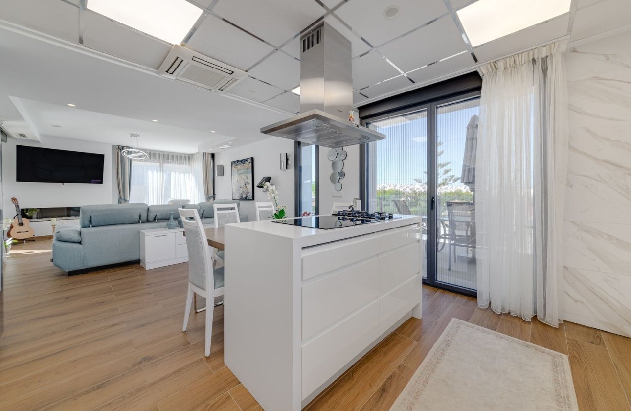 Resale - Villa - Torrevieja