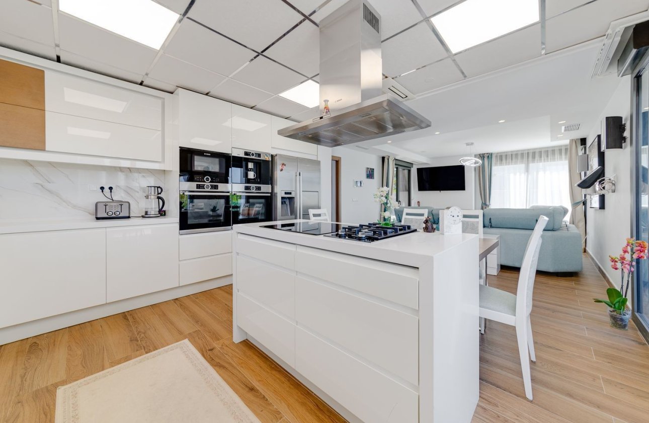 Resale - Villa - Torrevieja