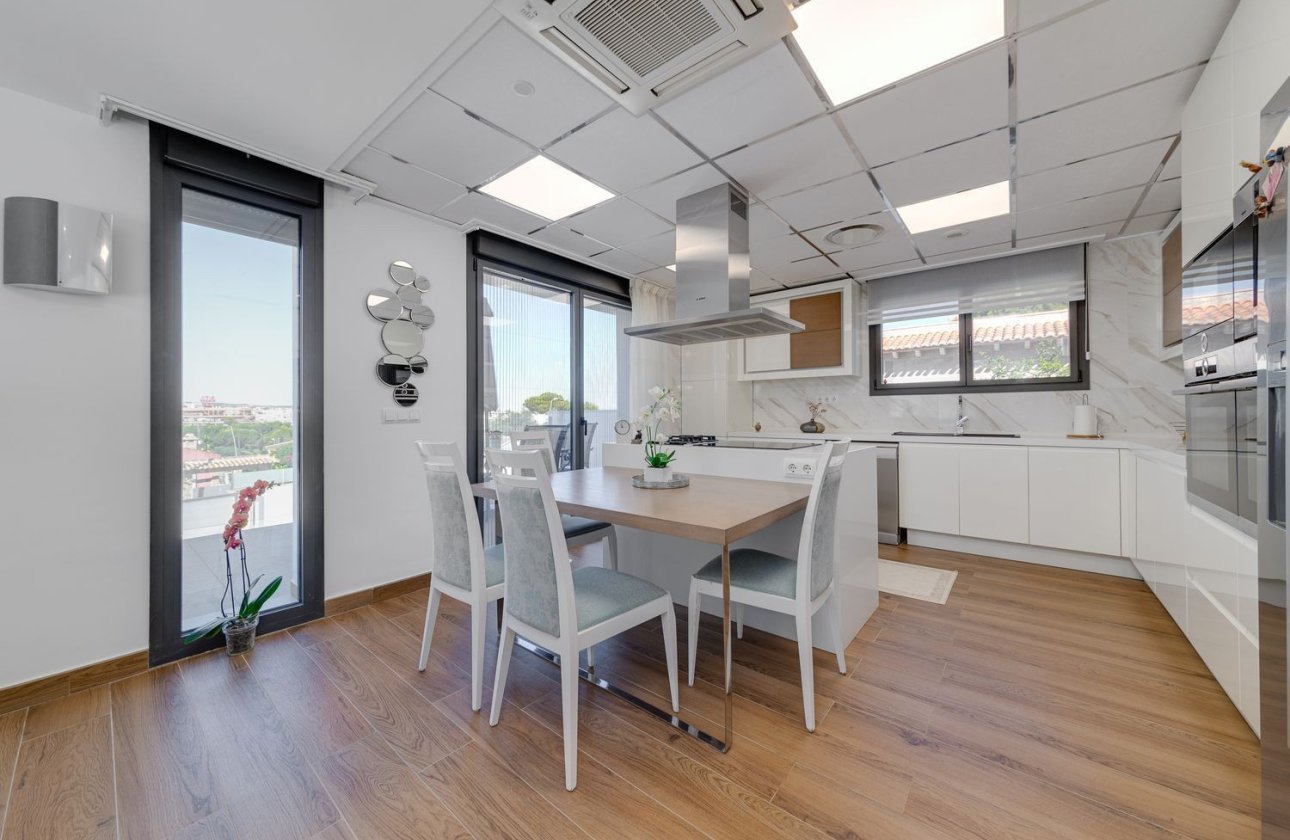 Resale - Villa - Torrevieja