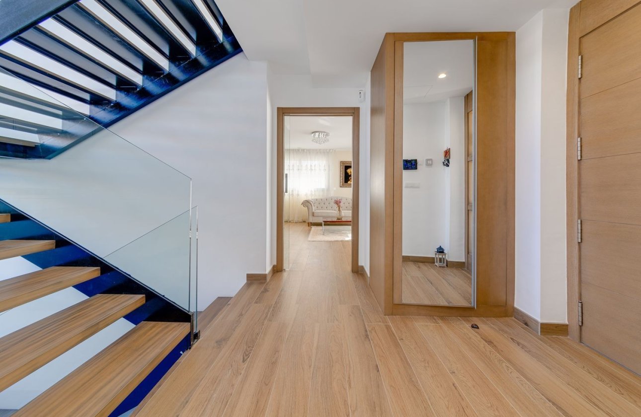 Resale - Villa - Torrevieja