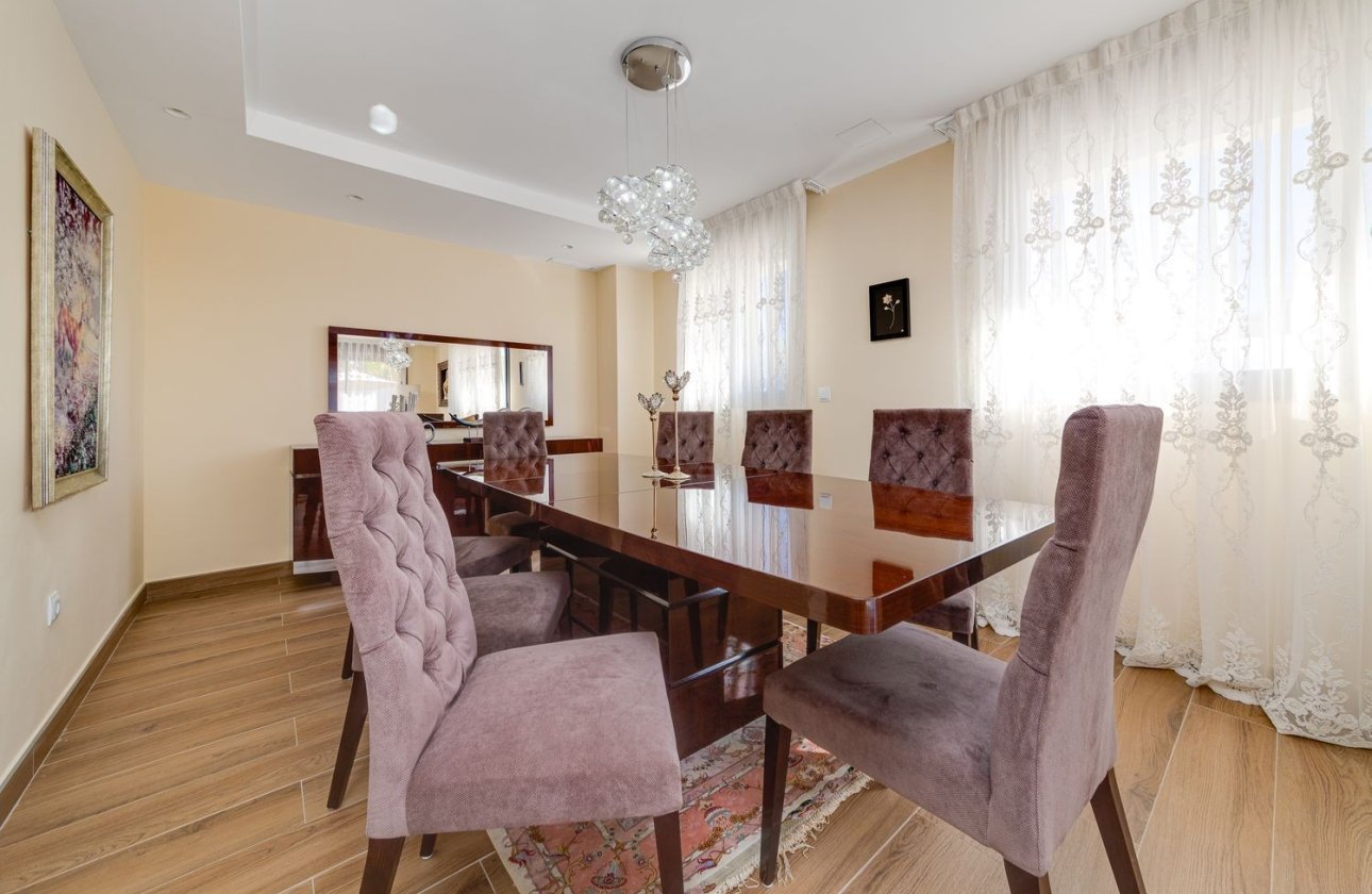 Resale - Villa - Torrevieja