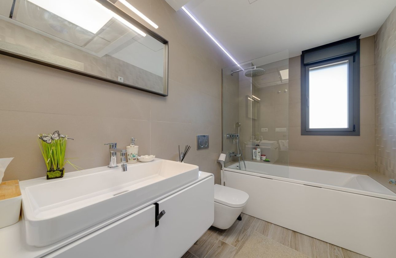 Resale - Villa - Torrevieja