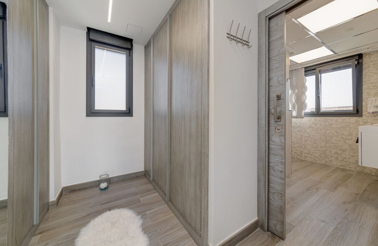 Resale - Villa - Torrevieja