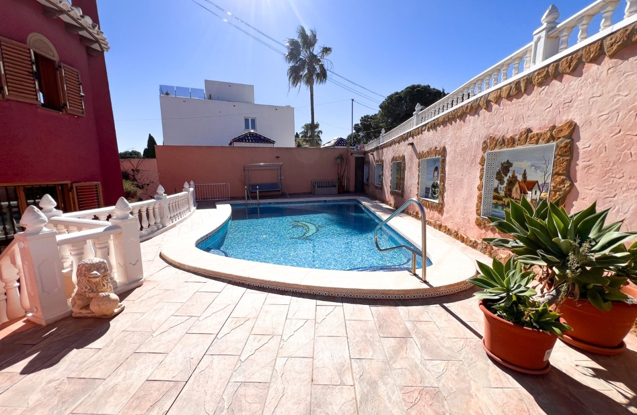 Resale - Villa - Torrevieja