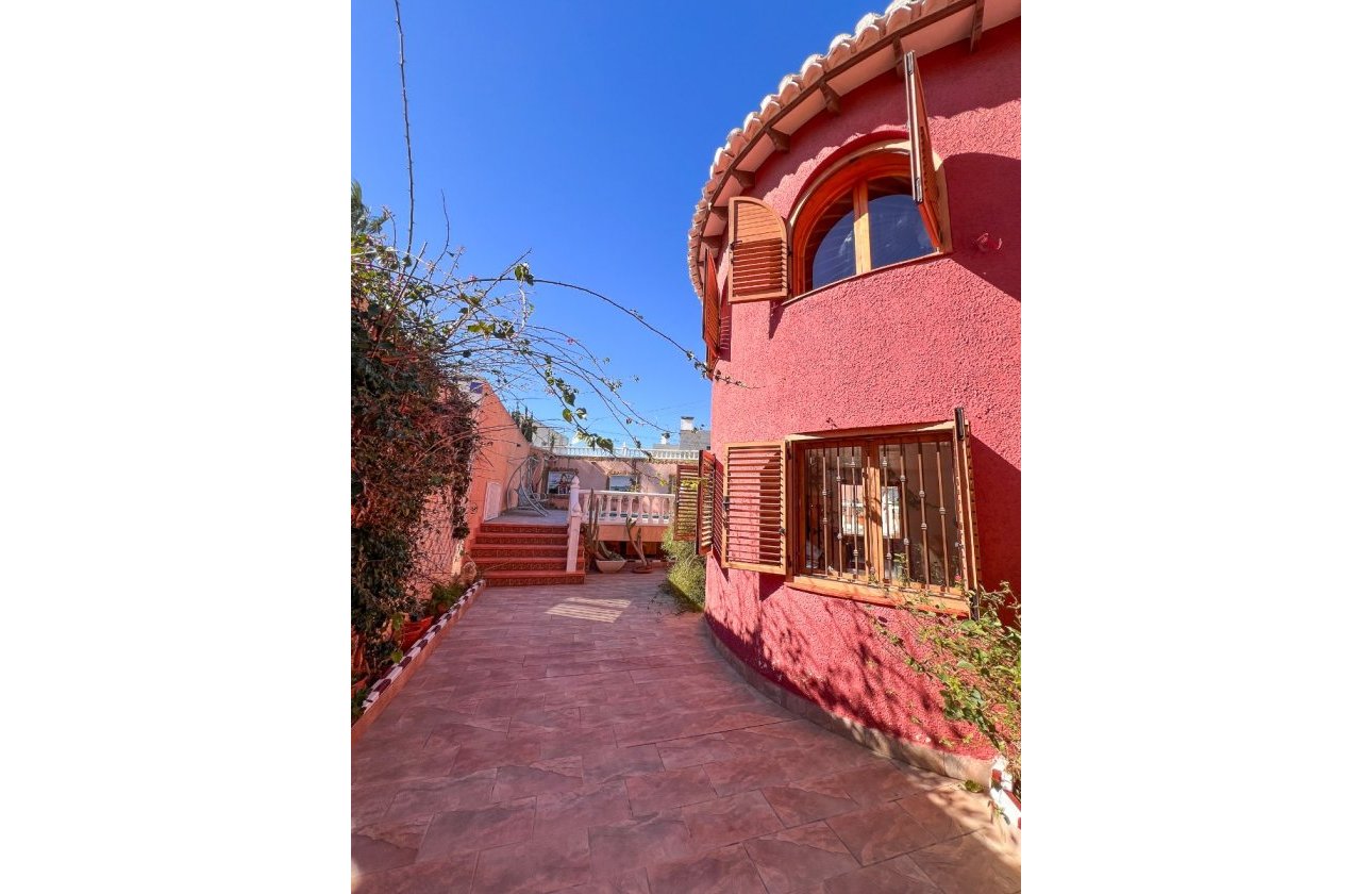 Resale - Villa - Torrevieja