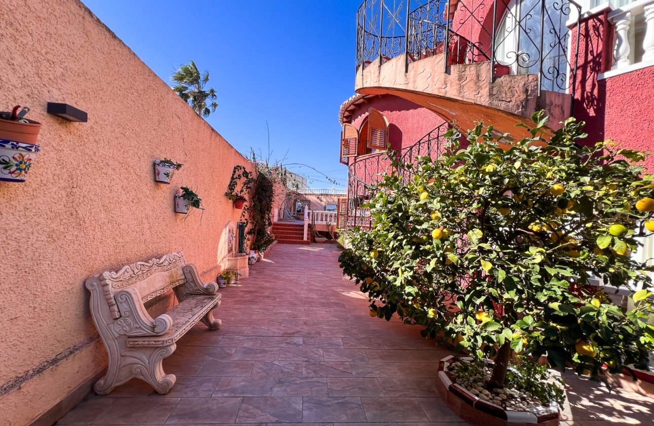 Resale - Villa - Torrevieja