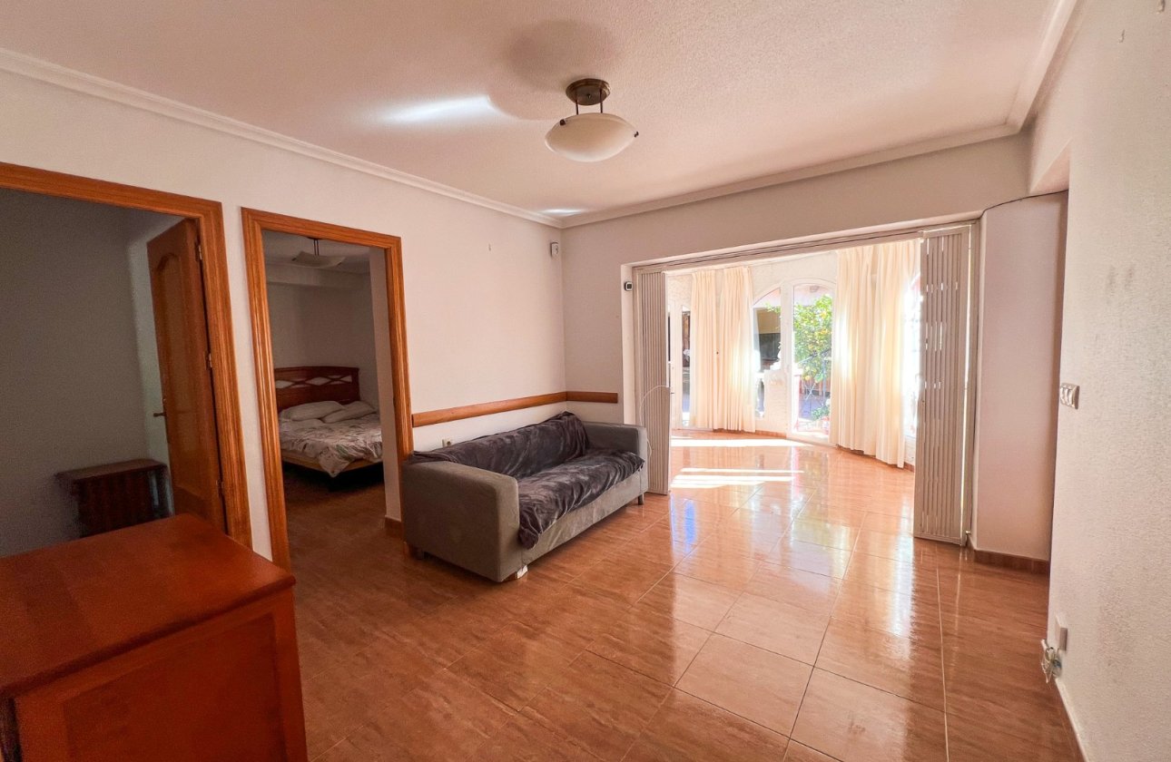 Resale - Villa - Torrevieja