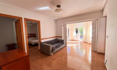 Resale - Villa - Torrevieja