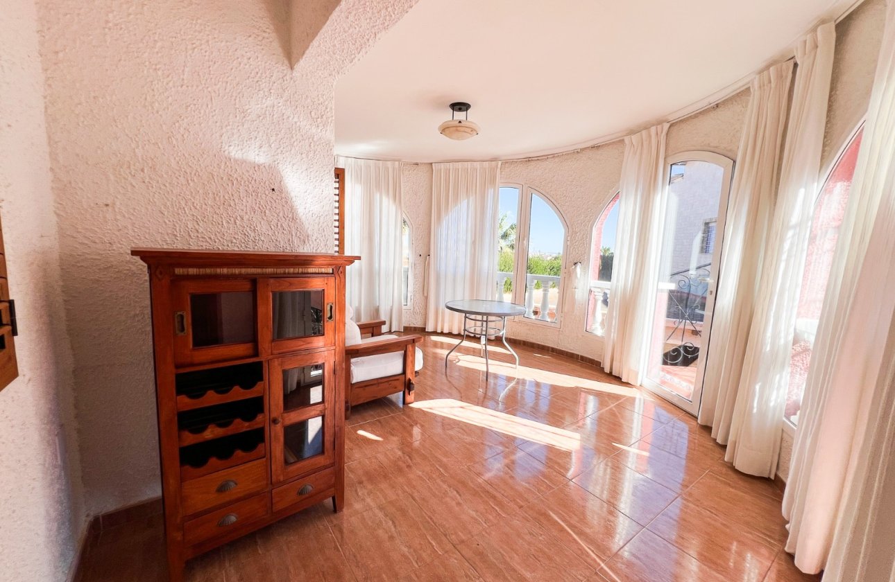 Resale - Villa - Torrevieja