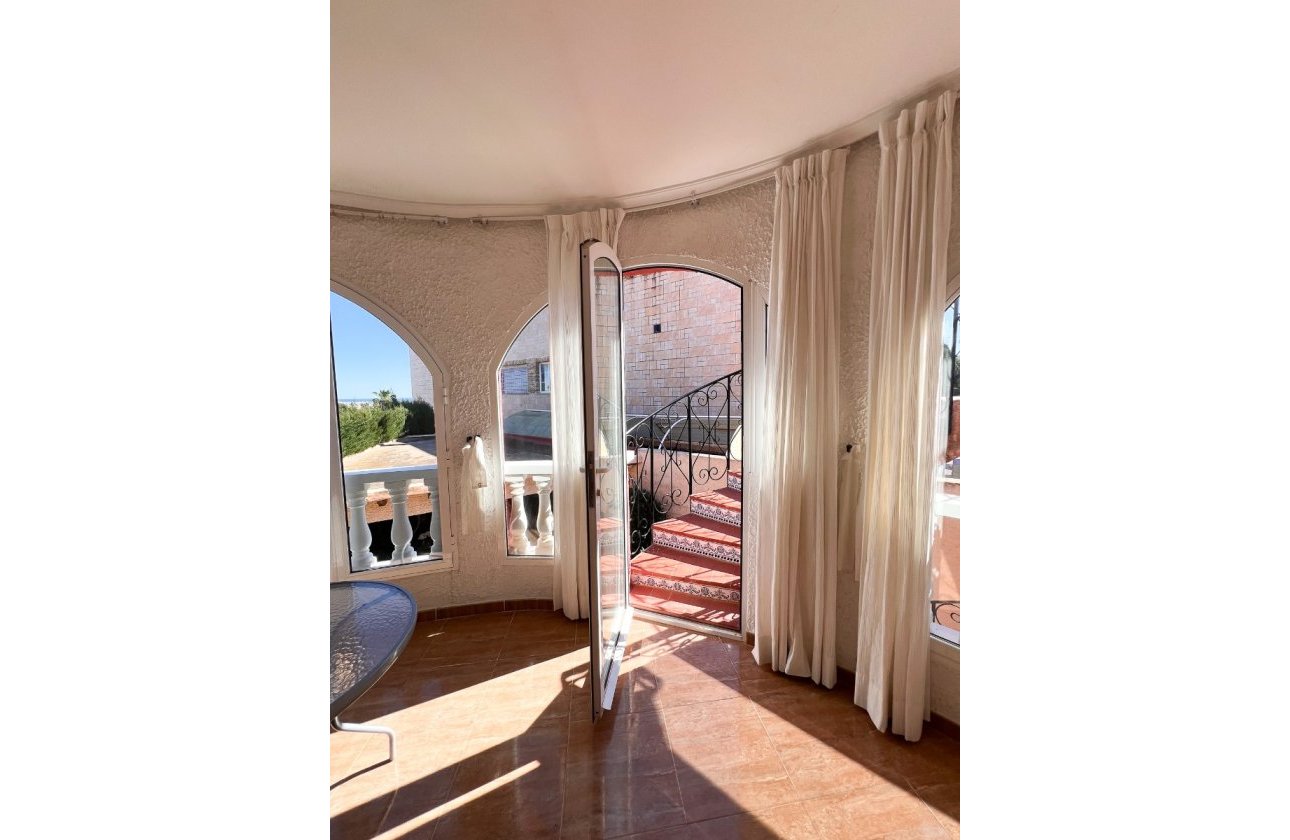 Resale - Villa - Torrevieja