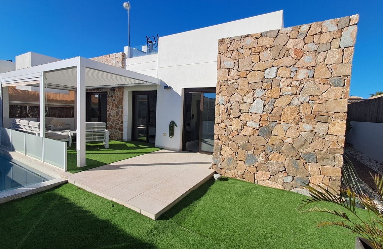 Resale - Villa - Cabo Roig