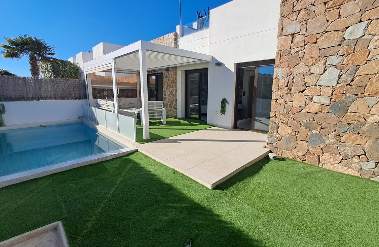 Resale - Villa - Cabo Roig
