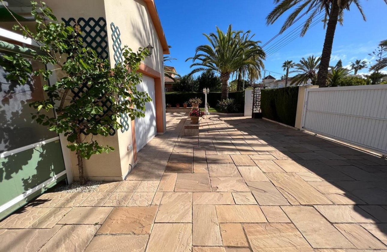 Resale - Villa - Cabo Roig