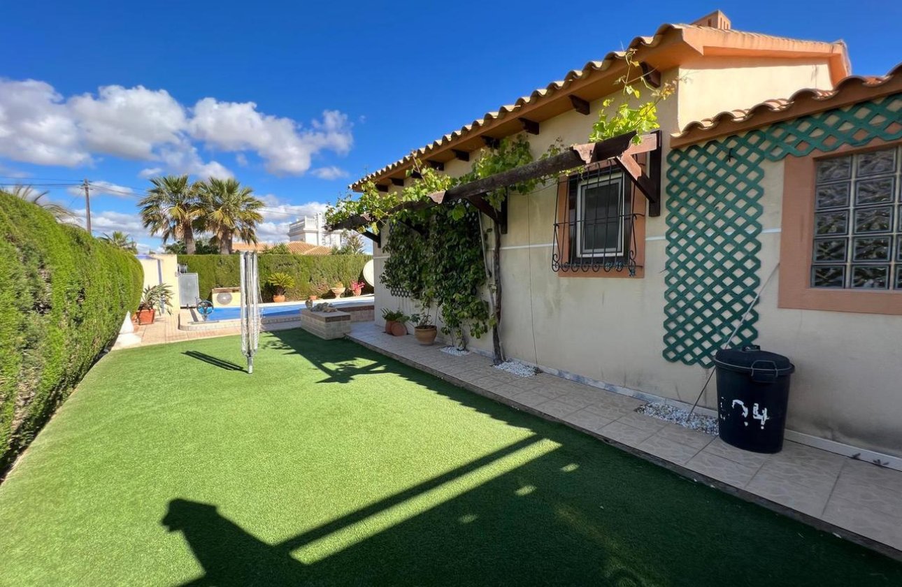 Resale - Villa - Cabo Roig