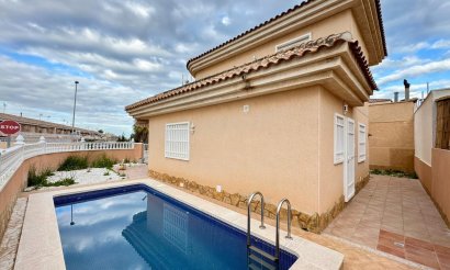 Resale - Villa - Torrevieja - Los Balcones - Los Altos del Edén