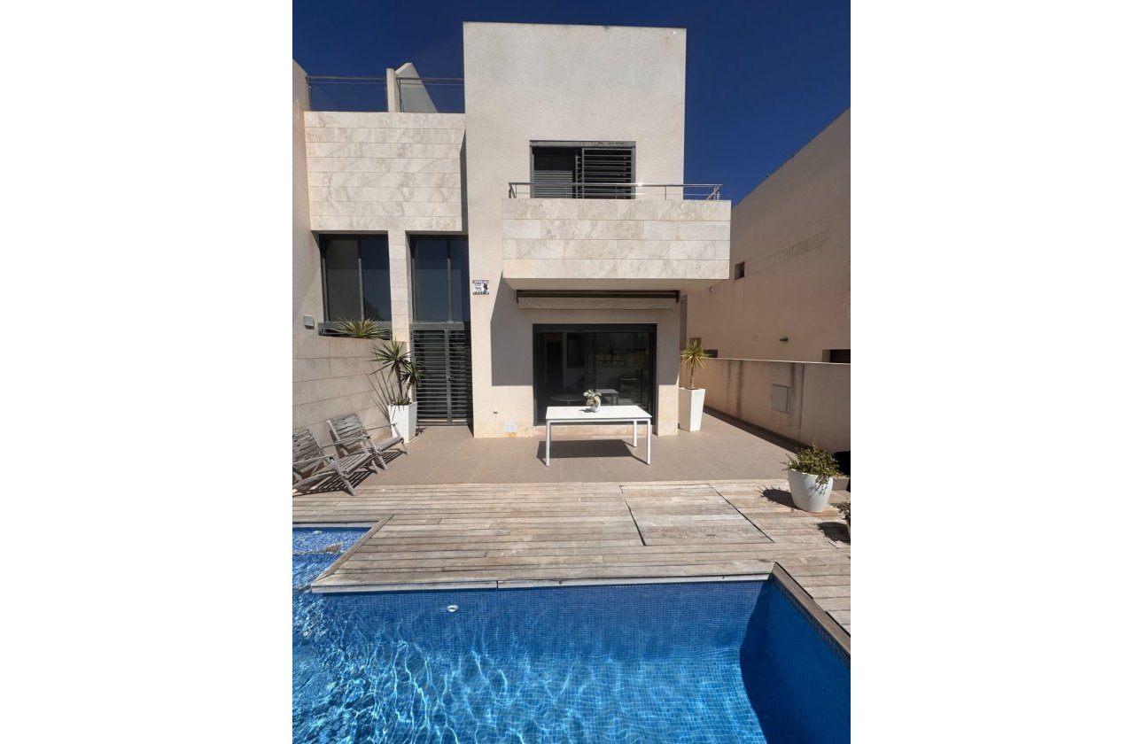 Resale - Villa - Orihuela Costa - La Zenia