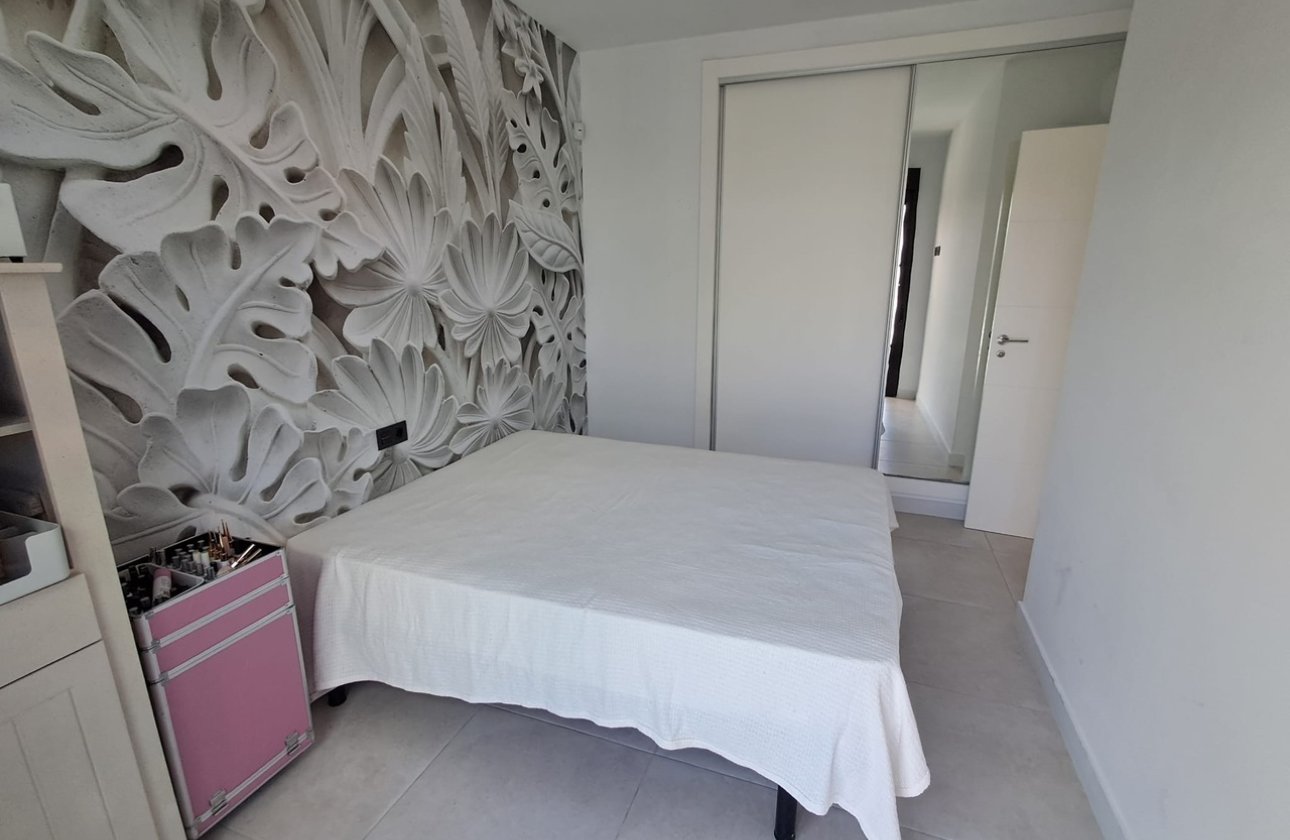 Resale - Villa - Cabo Roig