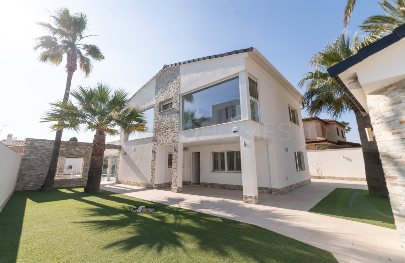 Resale - Villa - Orihuela Costa - La Zenia
