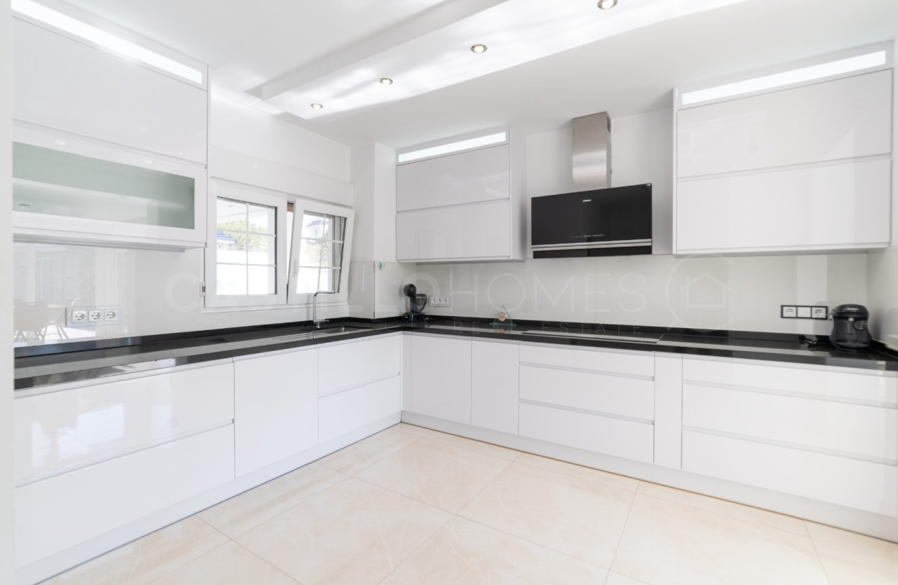 Resale - Villa - Orihuela Costa - La Zenia