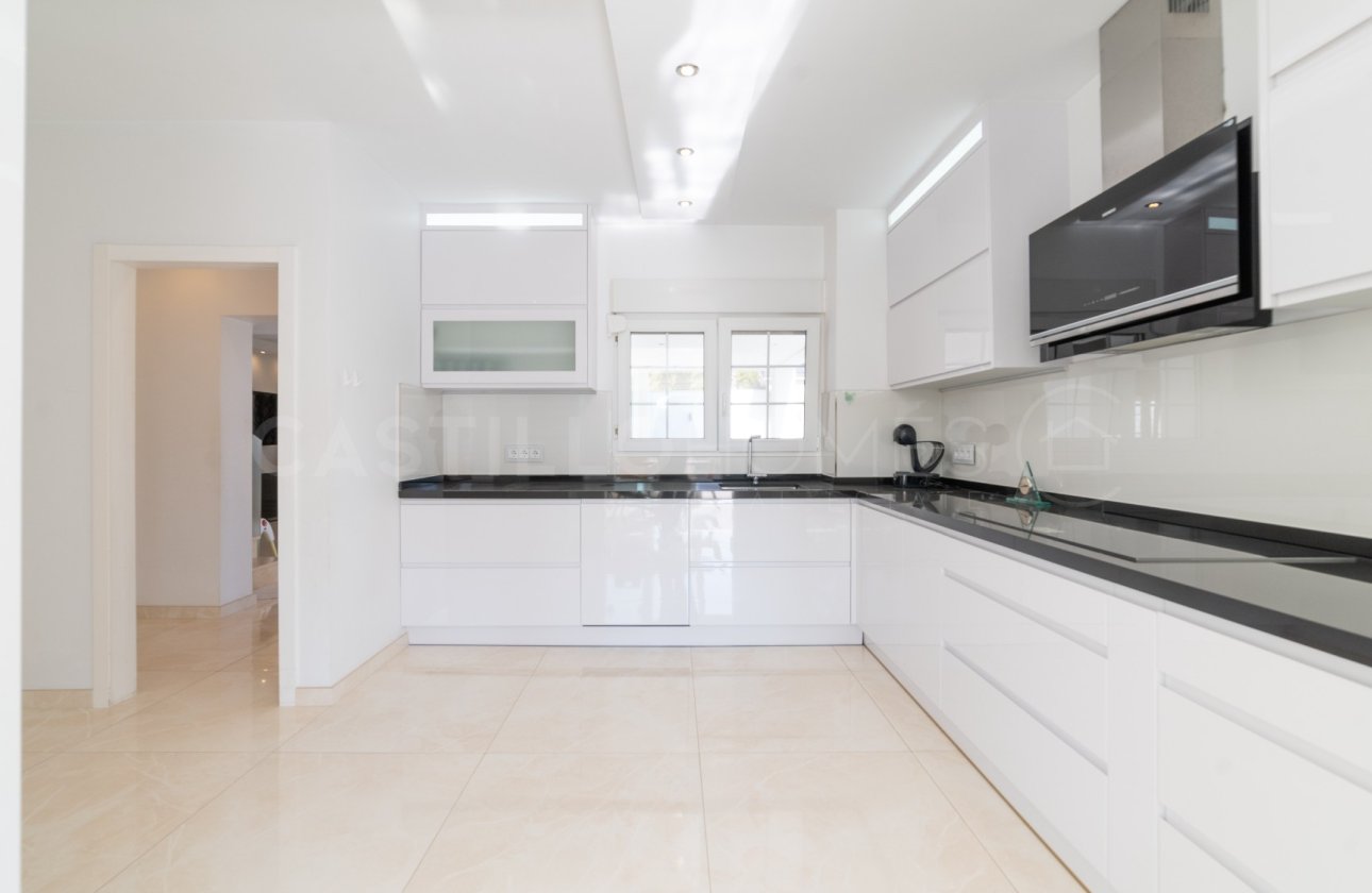 Resale - Villa - Orihuela Costa - La Zenia