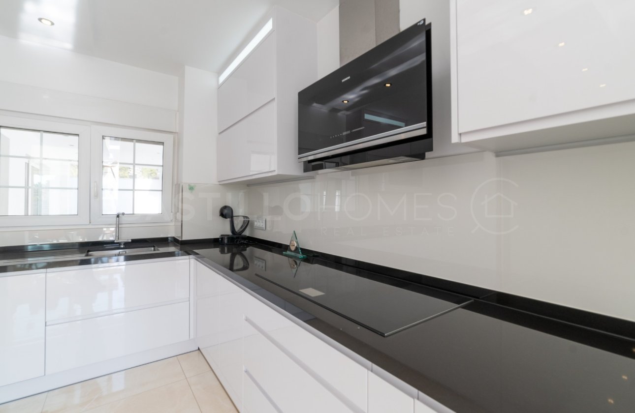 Resale - Villa - Orihuela Costa - La Zenia