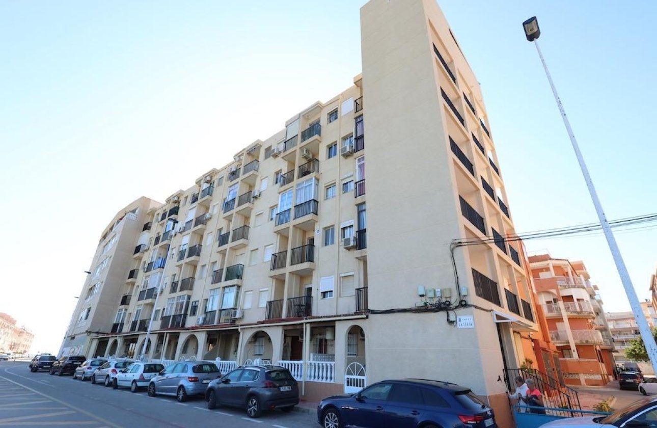 Resale - Apartment / flat - Torrevieja - La Mata pueblo