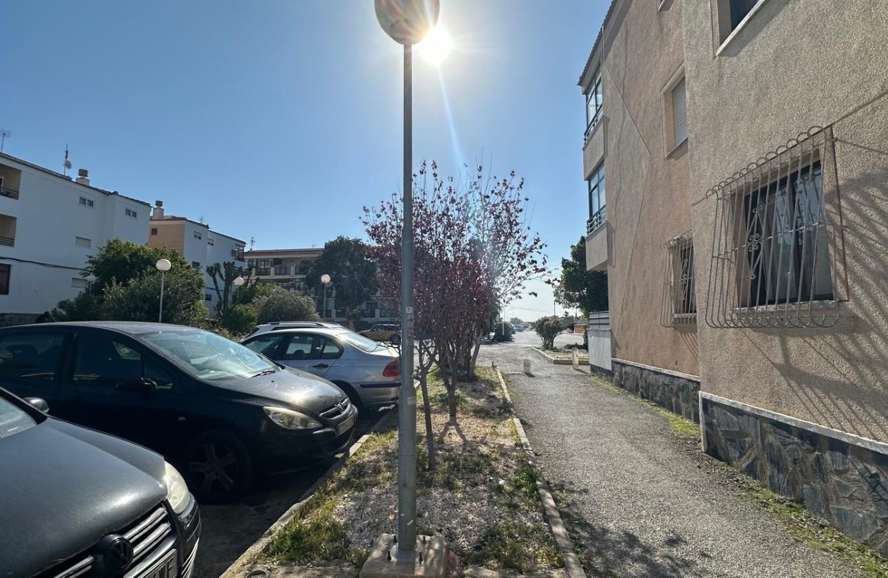 Resale - Apartment / flat - Torrevieja - El Chaparral