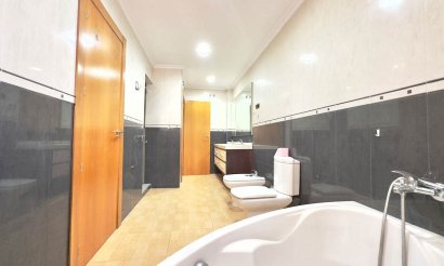 Resale - Apartment / flat - Torrevieja - Centro