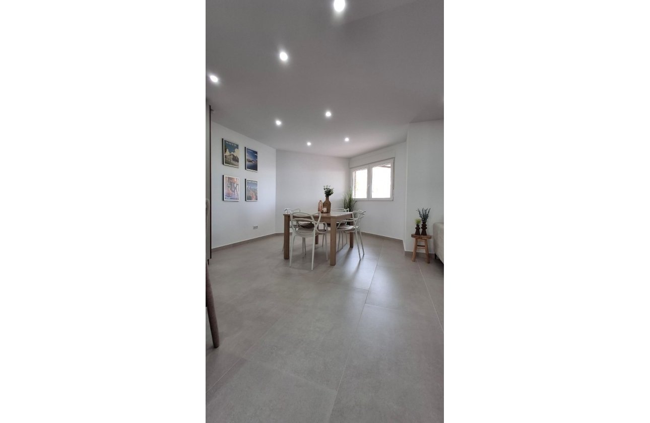 Resale - Apartment / flat - Torrevieja - Playa Acequion