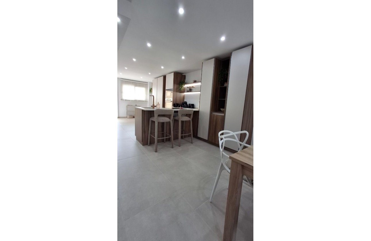 Resale - Apartment / flat - Torrevieja - Playa Acequion