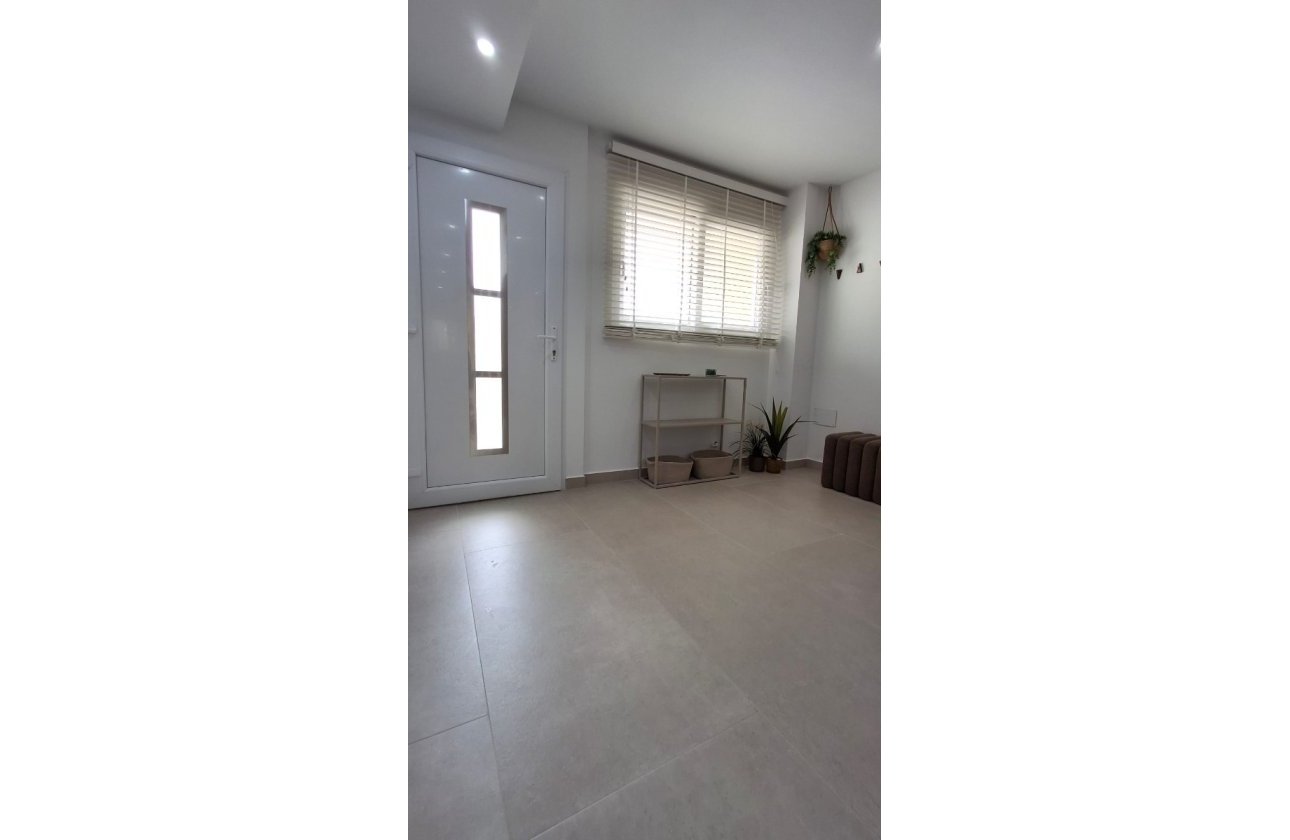 Resale - Apartment / flat - Torrevieja - Playa Acequion