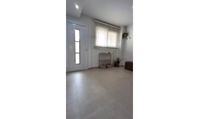 Resale - Apartment / flat - Torrevieja - Playa Acequion