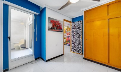 Resale - Apartment / flat - Torrevieja - Playa de Los Locos-Curva del Palangre