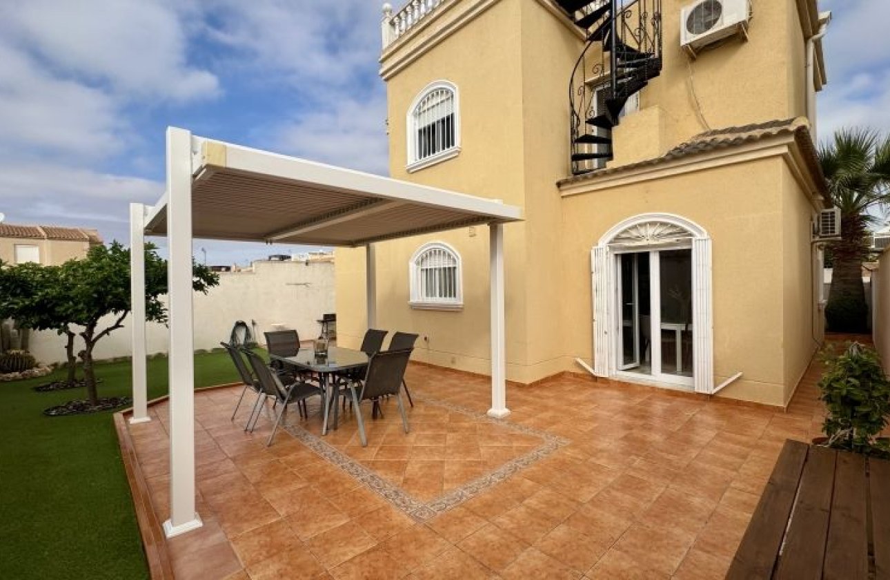 Resale - Villa - Torrevieja