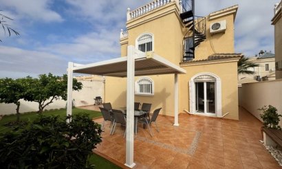 Resale - Villa - Torrevieja