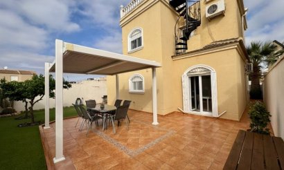 Resale - Villa - Torrevieja