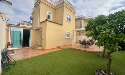 Resale - Villa - Torrevieja