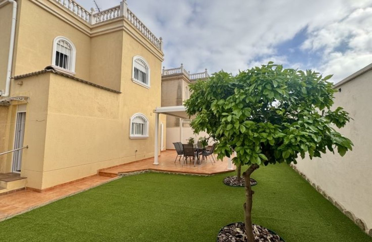 Resale - Villa - Torrevieja