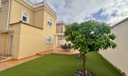 Resale - Villa - Torrevieja