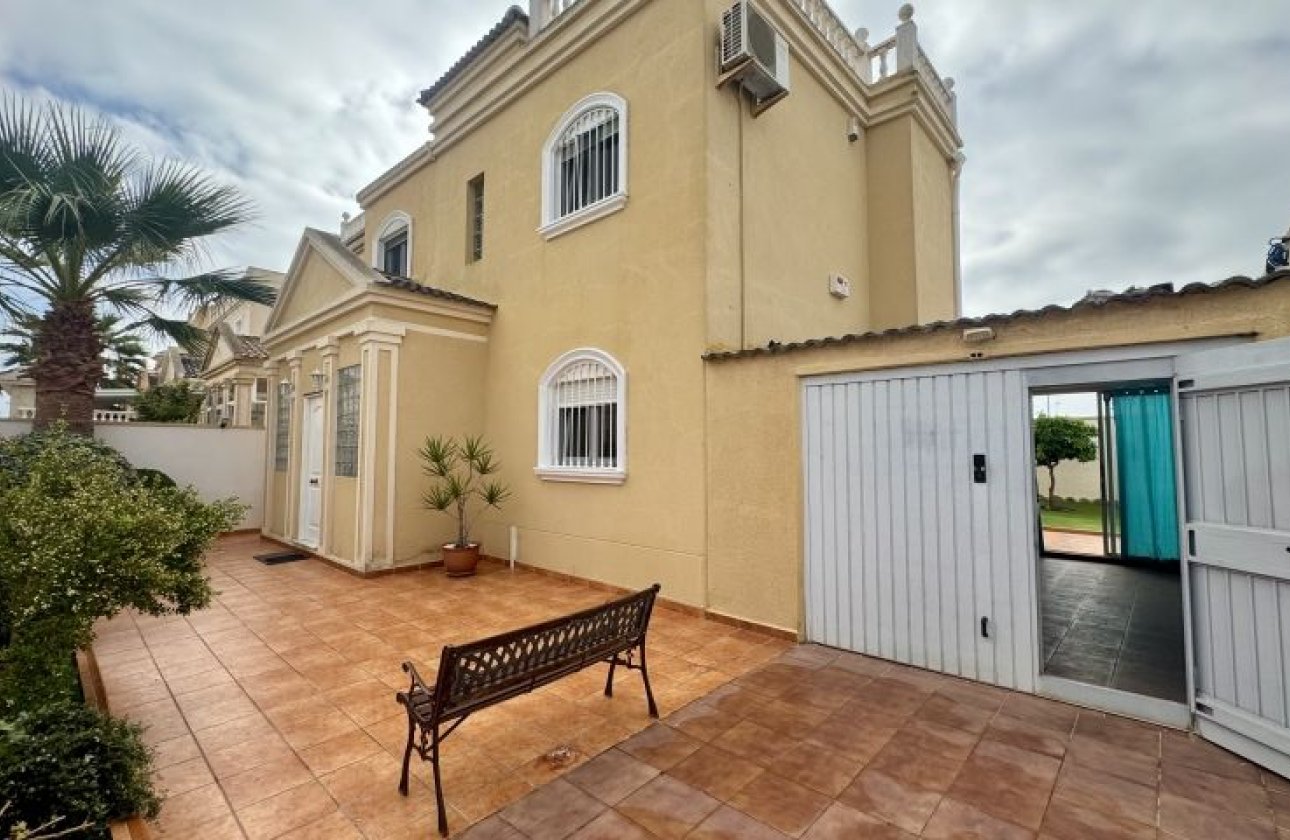 Resale - Villa - Torrevieja