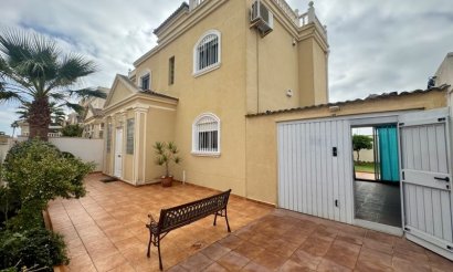 Resale - Villa - Torrevieja