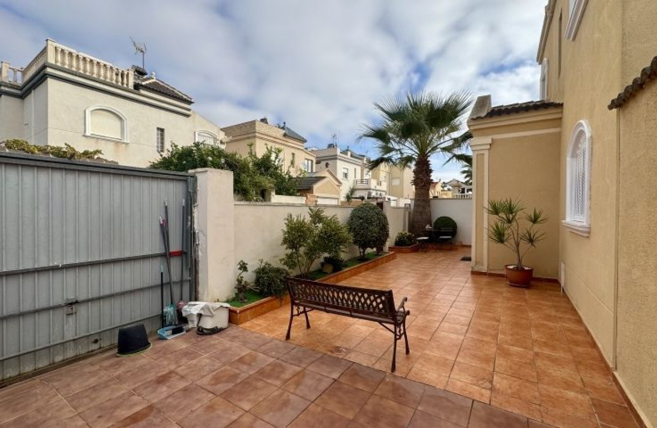 Resale - Villa - Torrevieja