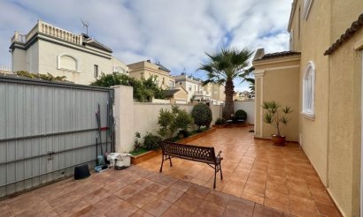 Resale - Villa - Torrevieja