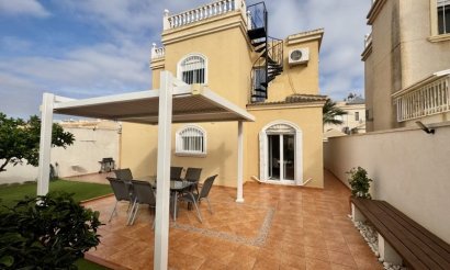 Resale - Villa - Torrevieja