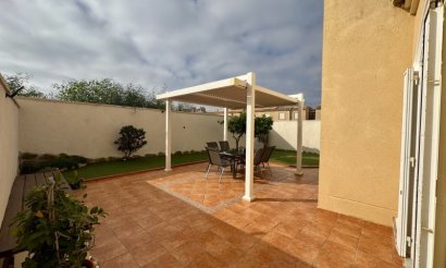 Resale - Villa - Torrevieja