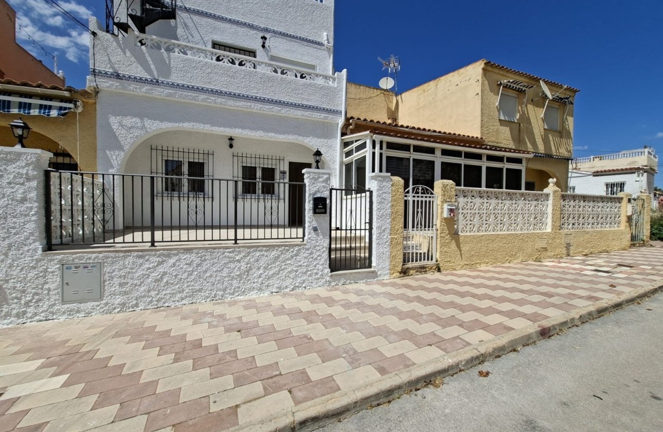 Resale - Townhouse - La Marina - La Marina - Urbanization