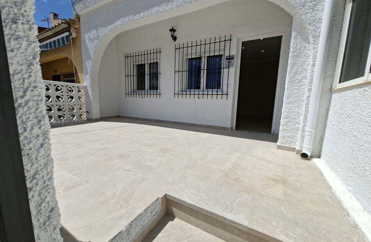 Resale - Townhouse - La Marina - La Marina - Urbanization