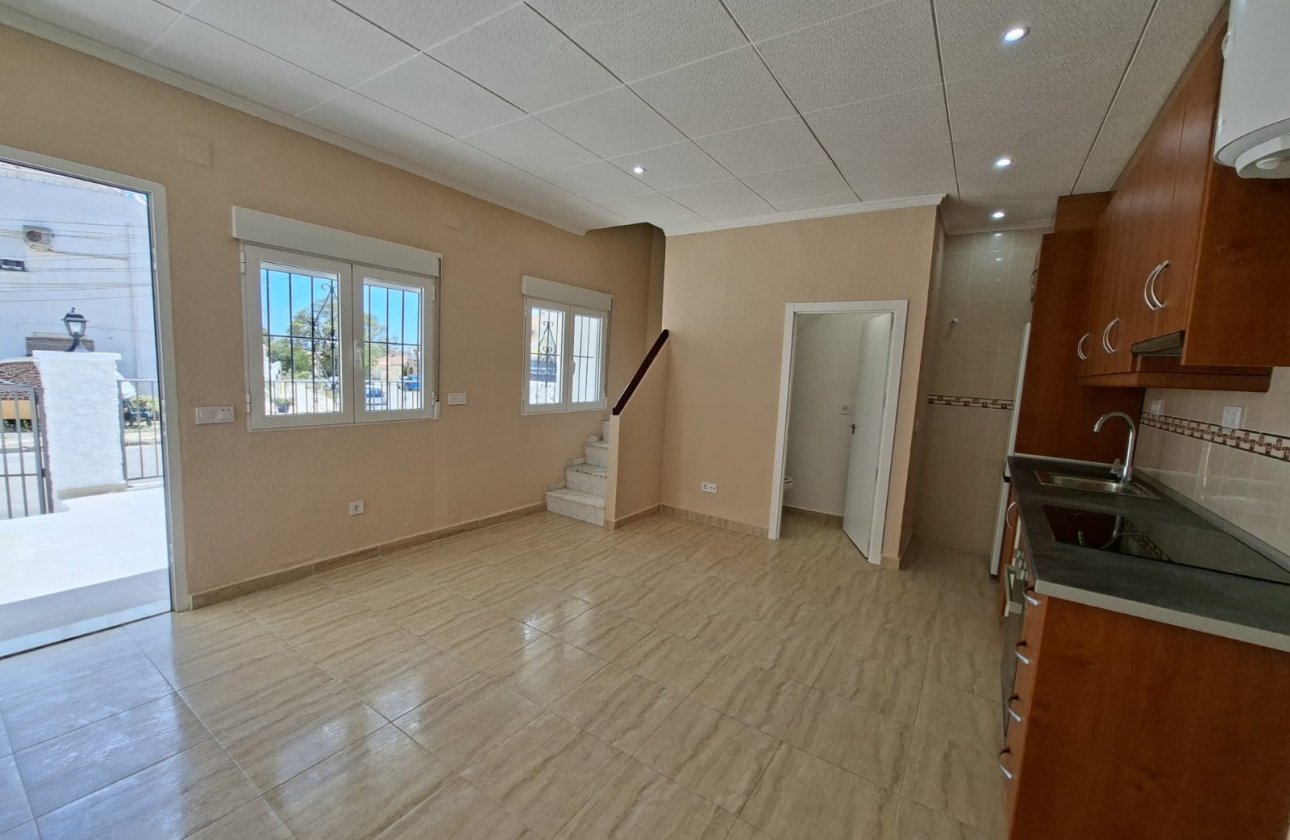 Resale - Townhouse - La Marina - La Marina - Urbanization