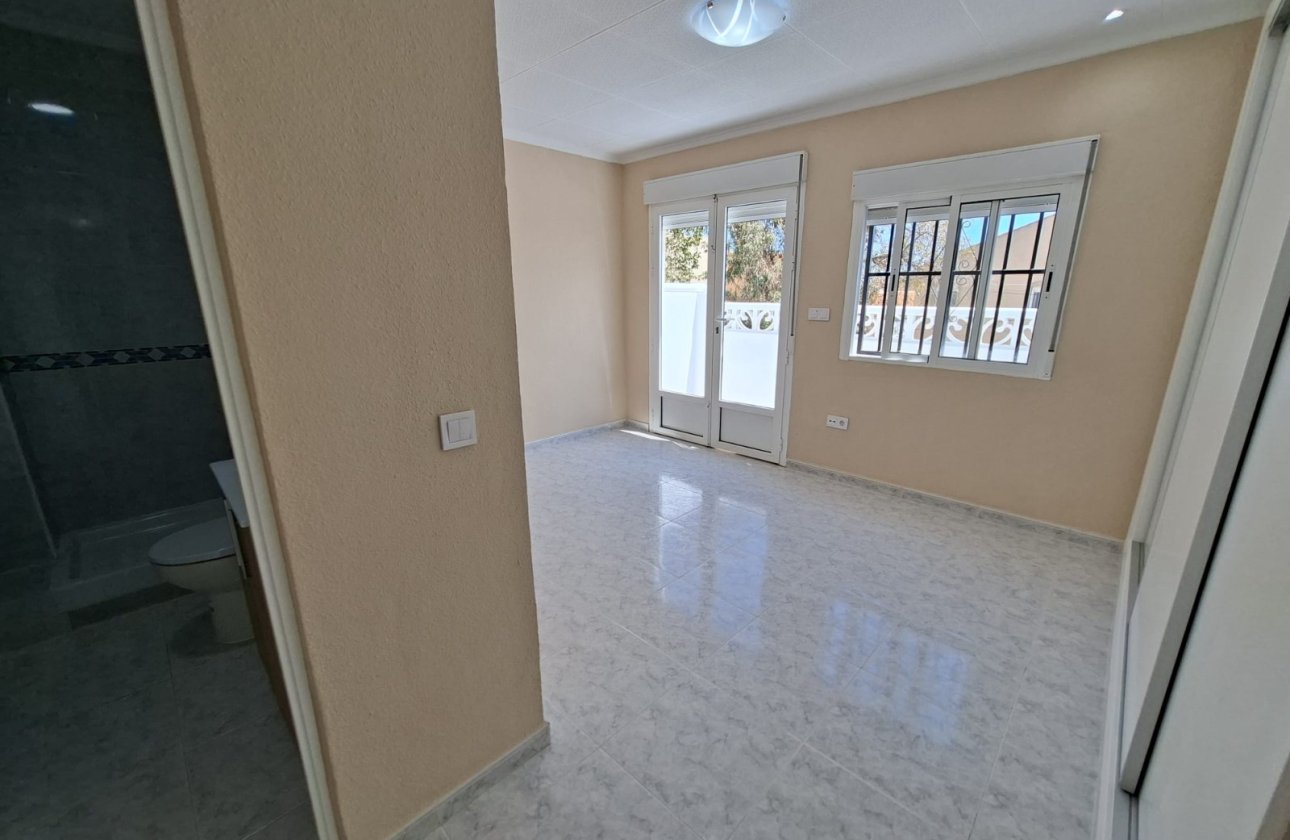 Resale - Townhouse - La Marina - La Marina - Urbanization