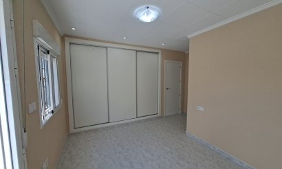 Resale - Townhouse - La Marina - La Marina - Urbanization